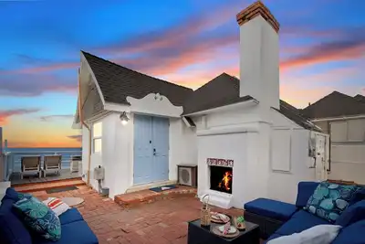 Image de Single Family Beachfront Home with a Spa P2031-0