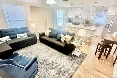 Image de A lovely Beach cottage…. Quaint, cute, & clean!