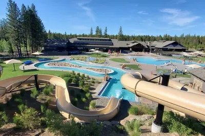 Image de Live Lodge Life- Upscale decor, sleeps 15, hot tub, bikes, 10x Sharc, amazing! !