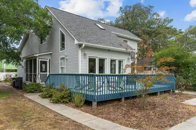Image de Fenced in yard, Short walk to the beach from this spacious home. Dogs welcome! !