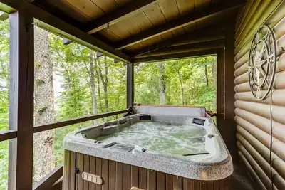 Image de Dog-Friendly Getaway w/ Free WiFi, Gas Fireplace, Private Hot Tub, & Views