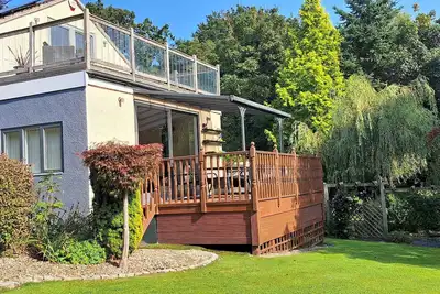 Image de Luxury Private Annexe & Hot Tub Set Within Gardens With Summer House
