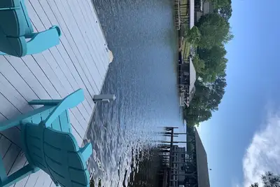 Image de Quiet Lakefront retreat minutes from full service marina and restaurant