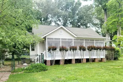 Image de Enjoy the screened side porch, covered front porch, the quick walk to the Beach