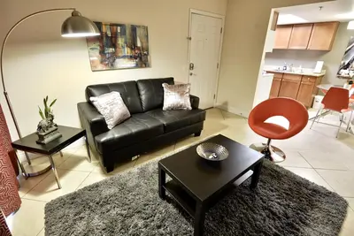 Image de Lux 1br Condo Near Strip w/Pool, Gym, and Laundry
