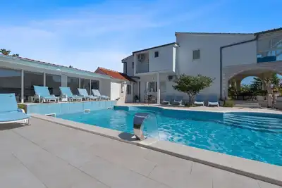 Image de Maison de vacances Neoric pour 1 - 12 personnes avec 5 chambres à coucher - Maison de vacances