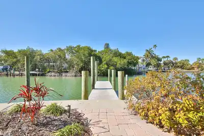 Image de Luxury waterfront home with a heated pool and spa!