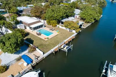 Image de 3 bedroom 2 bathroom canal front home with a heated pool located in Anna Maria