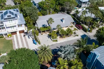 Image de 2 bedroom unit, West of Gulf Drive. Only steps to the beach!