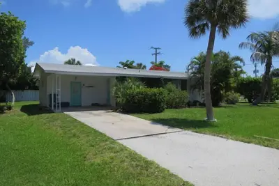 Image de Private 2 bedroom, 2 bath ground level cottage west of Gulf Drive!
