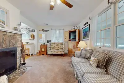 Image de Coastal dog-friendly cottage near Hen Cove with sunroom, beach access, & games