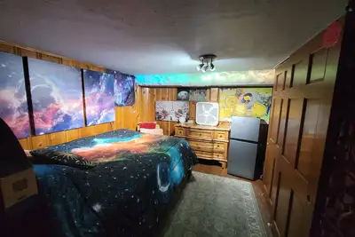 Image de Artistic, clean Lg Basement Studio W/ 24hr Hottub & Lg private yard. City Oasis.