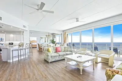 Image de Penthouse Condo with wrap around views of the ocean - Sr802