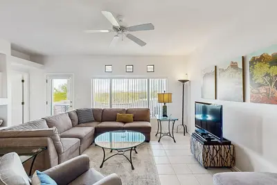 Image de Inviting condo with balcony & clubhouse amenity access