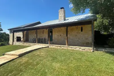 Image de Recharge and Relax - Riverfront Home on 5 acres
