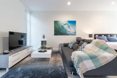 Clean & Sanitized Stylish Studio in the Heart of Pasadena