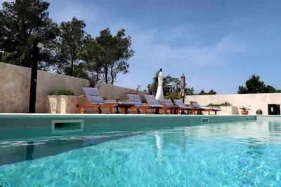 Image de Maison de vacances privée avec piscine privée, Wifi, climatisation, bain à remous, Tv, patio