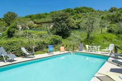 Image de Belle maison de vacances privée pour 6 personnes avec piscine privée et parking