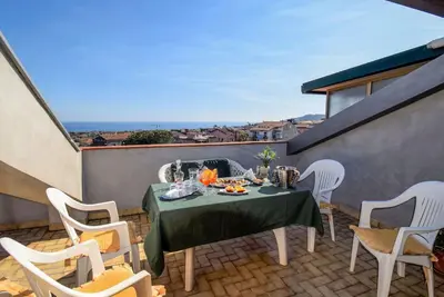 Image de Joli appartement avec climatisation, Wifi, Tv, terrasse, animaux admis et parking