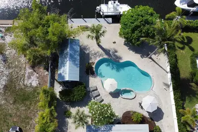 Image de Seabatical -Beachy Chic Canalfront Home with Large Pool, Hot Tub & Dock!