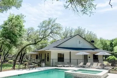 Image de Poolside King Suite #6 @ Gathering Oaks Retreat