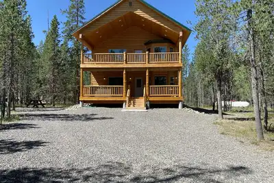 Image de Spacious cabin with a hot tub and minutes from the river