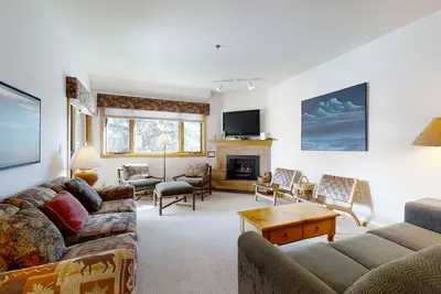 Image de Large condo just steps from the gondola & base area w/ shared pool & hot tub
