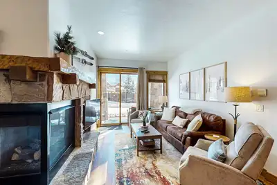 Image de Ground-floor, walk-to-lift condo w/ fireplace, W/D & shared pool/hot tubs/gym