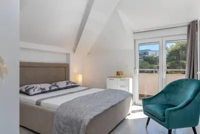 Image de Appartement de vacances Okrug Gornji pour 1 - 8 personnes avec 3 chambres à coucher - Maison mitoyen