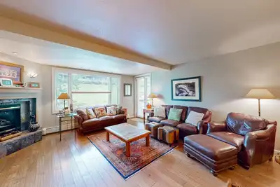 Image de Lovable condo w/ winter shuttle & shared hot tub, pool, fitness & ski lockers