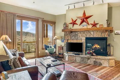 Image de Top-floor, walk-to-lift condo w/ fireplace, mountain view, resort hot tubs/pool