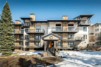 Image de Beautifully updated ski-in/ski-out condo with fireplace, WiFi, & hot tub