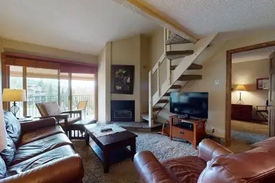 Image de Ideally located ski-in/ski-out condo w/shared hot tub plus winter shuttle