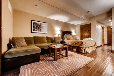 Image de Upscale studio w/ private balcony & shared pool, hot tubs, gym & more