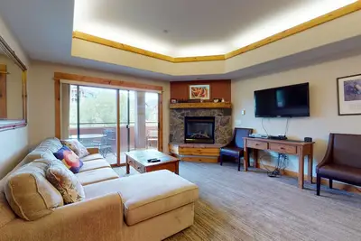 Image de Condo near the gondola w/ gas fireplace & shared pool/hot tub/shuttle/gym