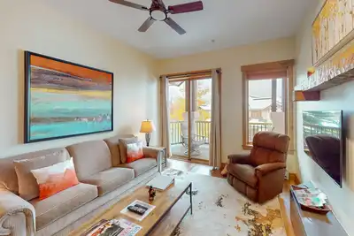 Image de Walk-to-lift condo w/ shared hot tubs/pool/gym & amazing mountain views