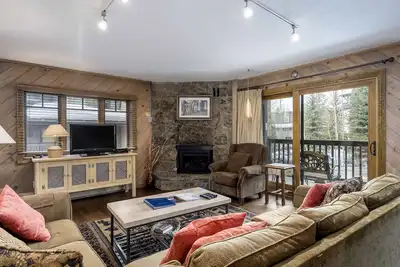 Image de Elegant mountain condo with washer/dryer, fireplace, outdoor pool & hot tub