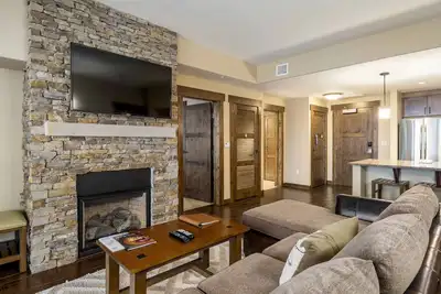 Image de Sumptuous condo next to Wildhorse gondola w/shared outdoor pool & hot tubs