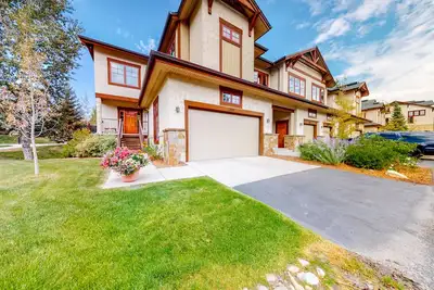 Image de Walk-to-Lift Townhome w/Fireplace, W/D, Shared Hot Tubs, Pool, and Firepit