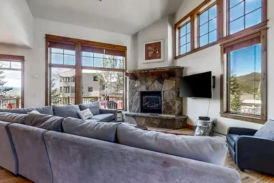 Image de Luxury Townhome w/ Shared Pool and Hot Tub, Fitness Center, and Firepit