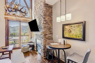 Image de Exquisite upscale studio w/private balcony, gondola access, shared hot tubs/pool