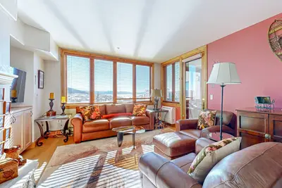 Image de Ski-in/ski-out, family-friendly condo w/valley views & shared pool and hot tubs
