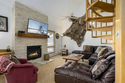 Image de Loft condo with Flattop Mountain views, shared hot tubs, gas fireplace, & gym