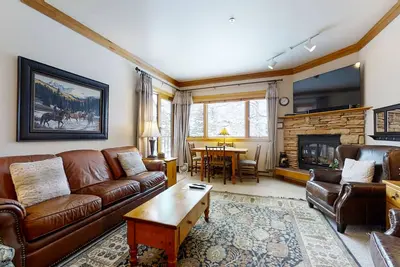 Image de Mountain chalet located near the base area w/shared pool & hot tub + free WiFi