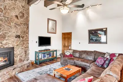 Image de Beautiful & plush condo across the street from the gondola with pool & hot tub