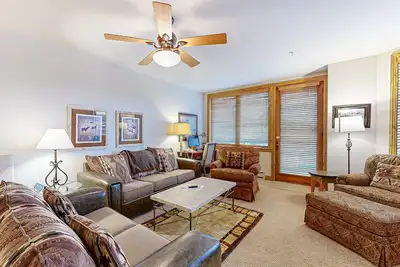 Image de Stylish slopeside condo overlooking the pool w/shared hot tubs, pool, grills