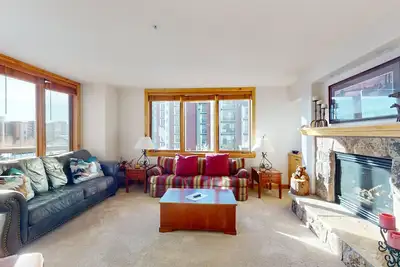 Image de Roomy slopeside ski-in/ski-out condo with pool, hot tubs & fitness center