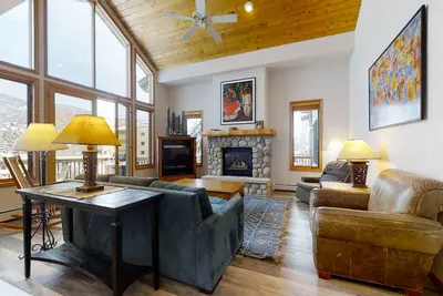 Image de Luxurious Townhome Featuring a Shared Pool and Shuttle