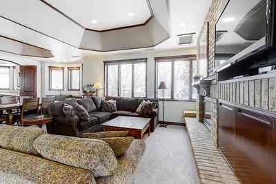 Image de Ultimate mountain penthouse with hot tub, fitness, pool, & winter shuttle