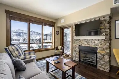 Image de Inviting condo next to Wildhorse gondola w/shared hot tubs, pool, gym, free WiFi